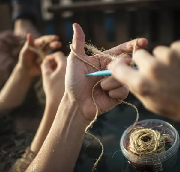 Event Knitting by the Sea illustreret af strikkende hænder